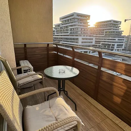Warm And Stylish At Coresi Apartment