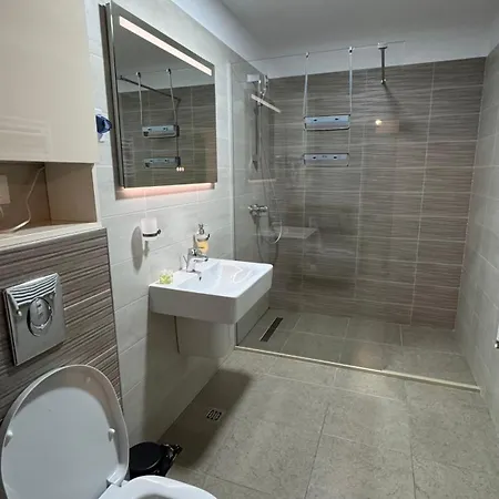 Warm And Stylish At Coresi Apartment *